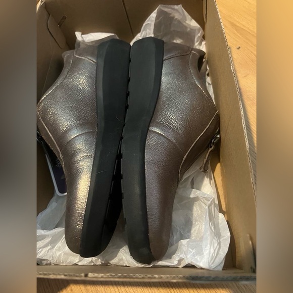 Clark’s Size 7.5 Shoes - Picture 3 of 13